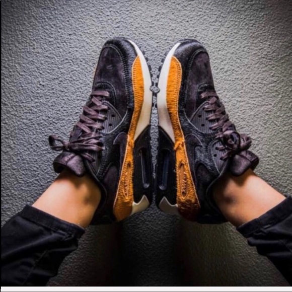 NWT Nike Air Max 90 LX Pony - Picture 3 of 8